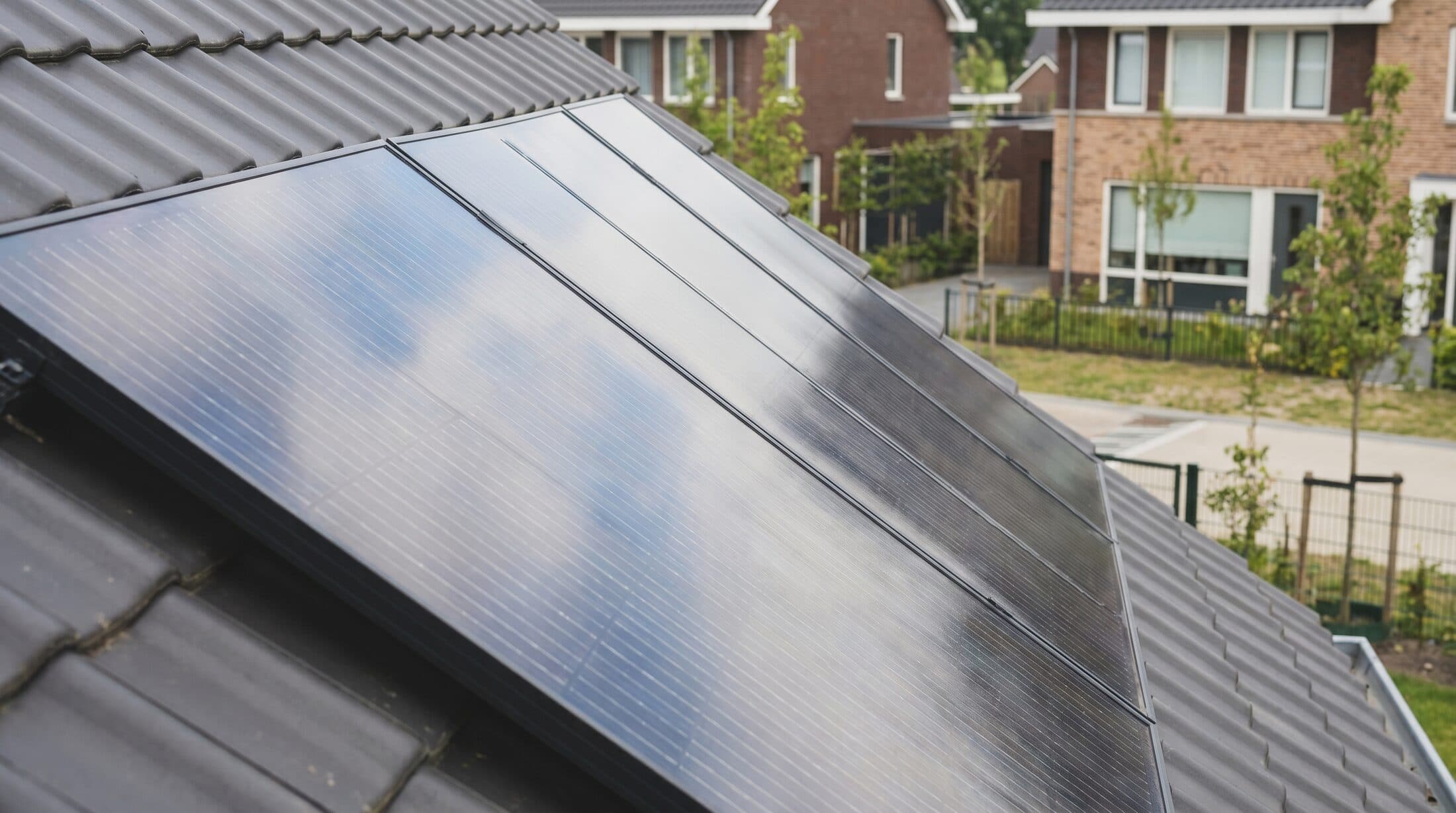 Zonnepanelen op een Nederlands dak
